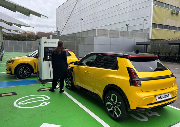 foto Iberdrola y Renault Group se unen para impulsar la accesibilidad del vehículo eléctrico en España.